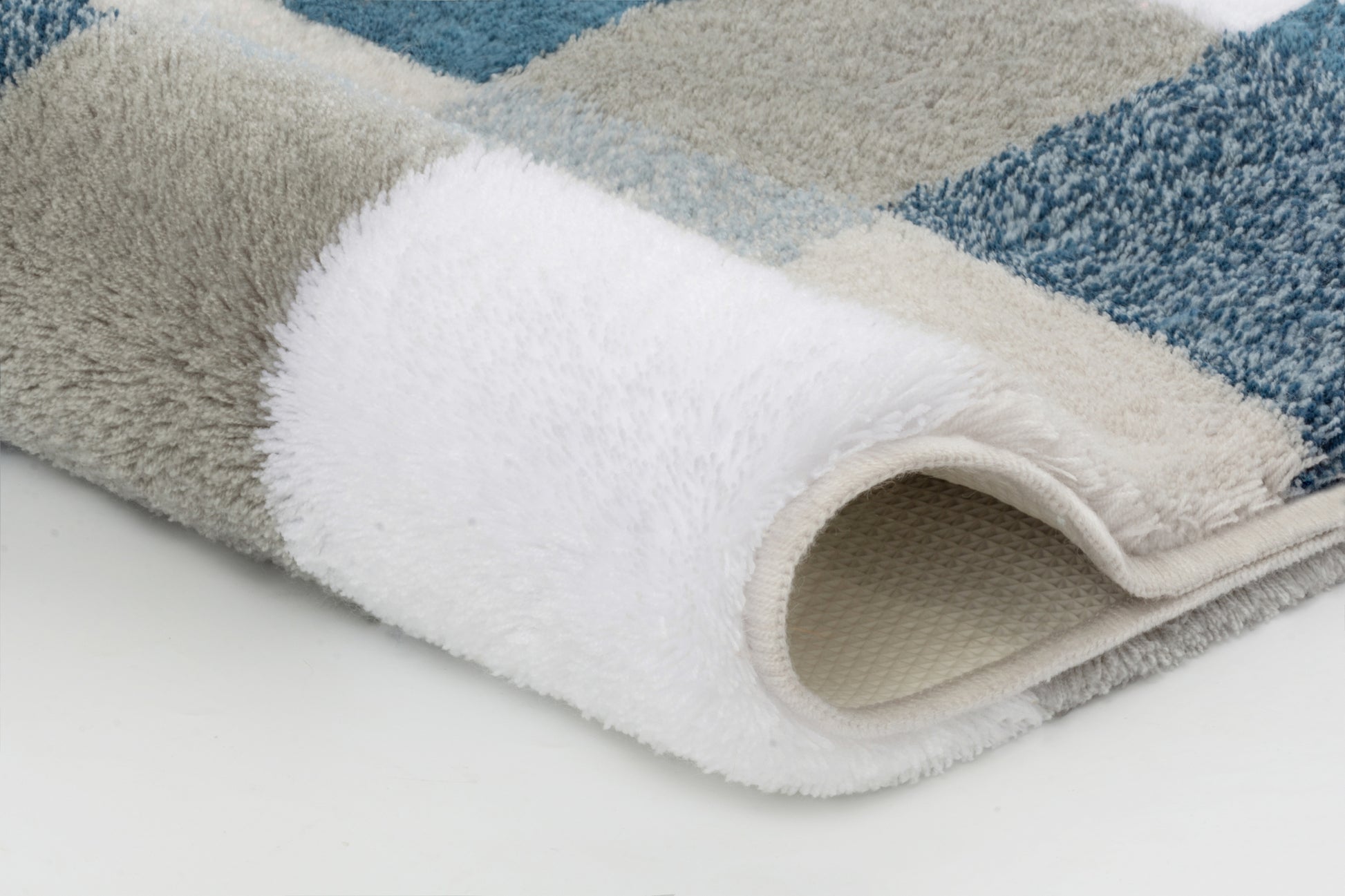 Badteppich CARO Mare 60 x 105 cm mit blau grau weißem Karomuster in Nahaufnahme.