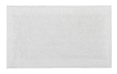 Quadratisches weißes Gästehandtuch aus Frottee auf weißem Hintergrund