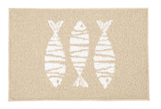 Beiger Badteppich mit drei weißen, stilisierten Fischmotiven darauf