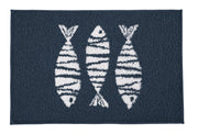 Dunkelblaue Badematte mit drei weißen, gestreiften Fischmotiven