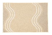 Badteppich MOVE Sandbeige 60 x 90 cm liegt flach mit geschwungenem Linienmuster auf hellem Untergrund.