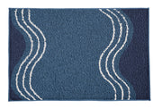 Badteppich MOVE Iceblue 60 x 90 cm mit geschwungenen weißen Linien auf blauem Grund liegt flach.