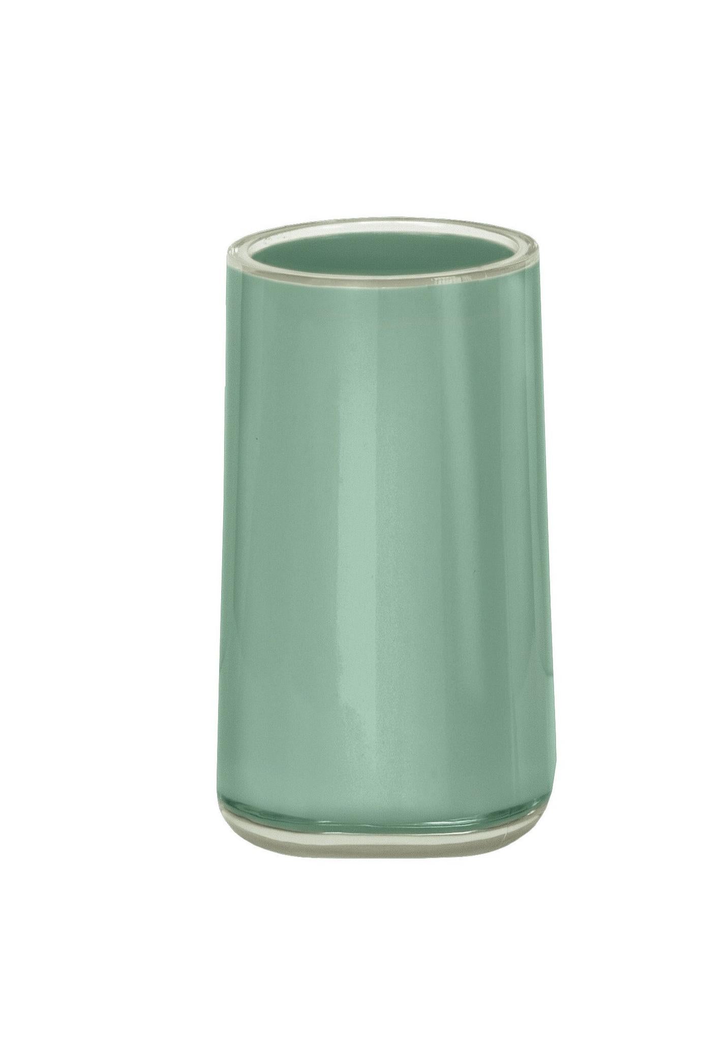 Grüner, zylindrischer Zahnputzbecher aus Glas mit glänzender Oberfläche