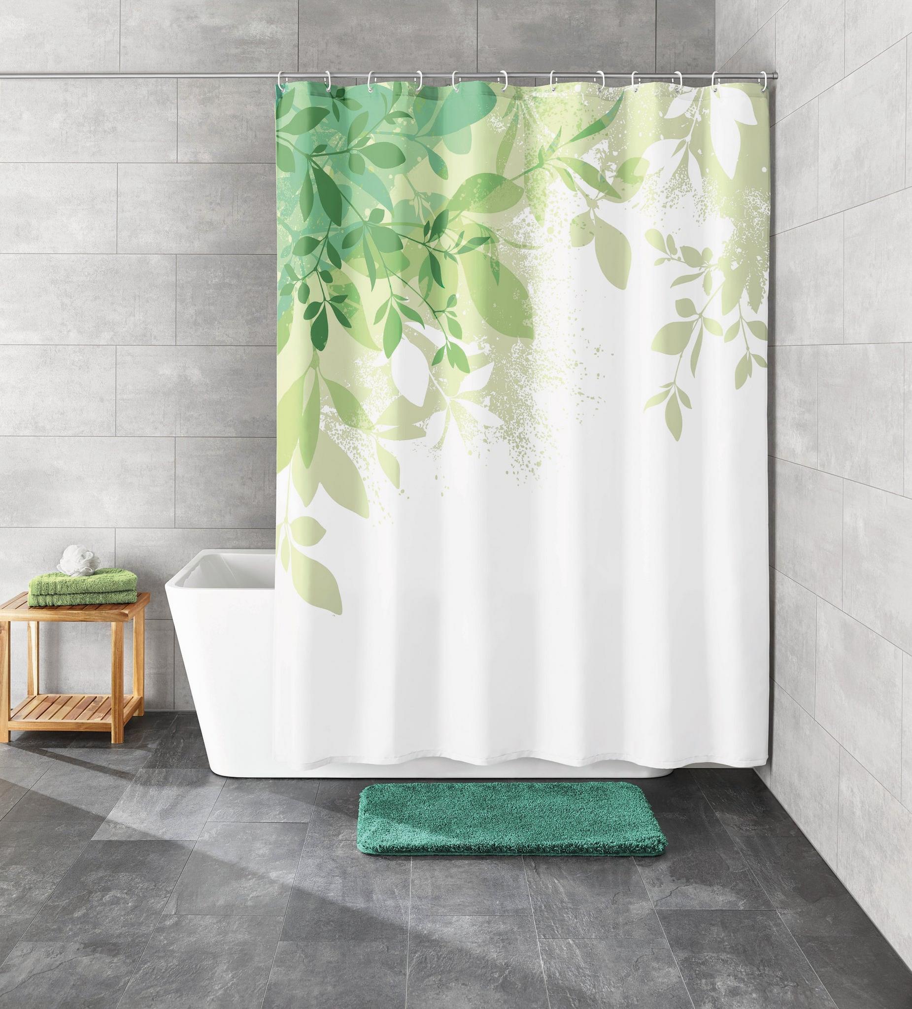 Duschvorhang mit grünem Blattmuster in modernem Bad neben Badewanne.