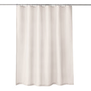 Beiger Duschvorhang mit feiner Struktur, aufgehängt an Metallringen