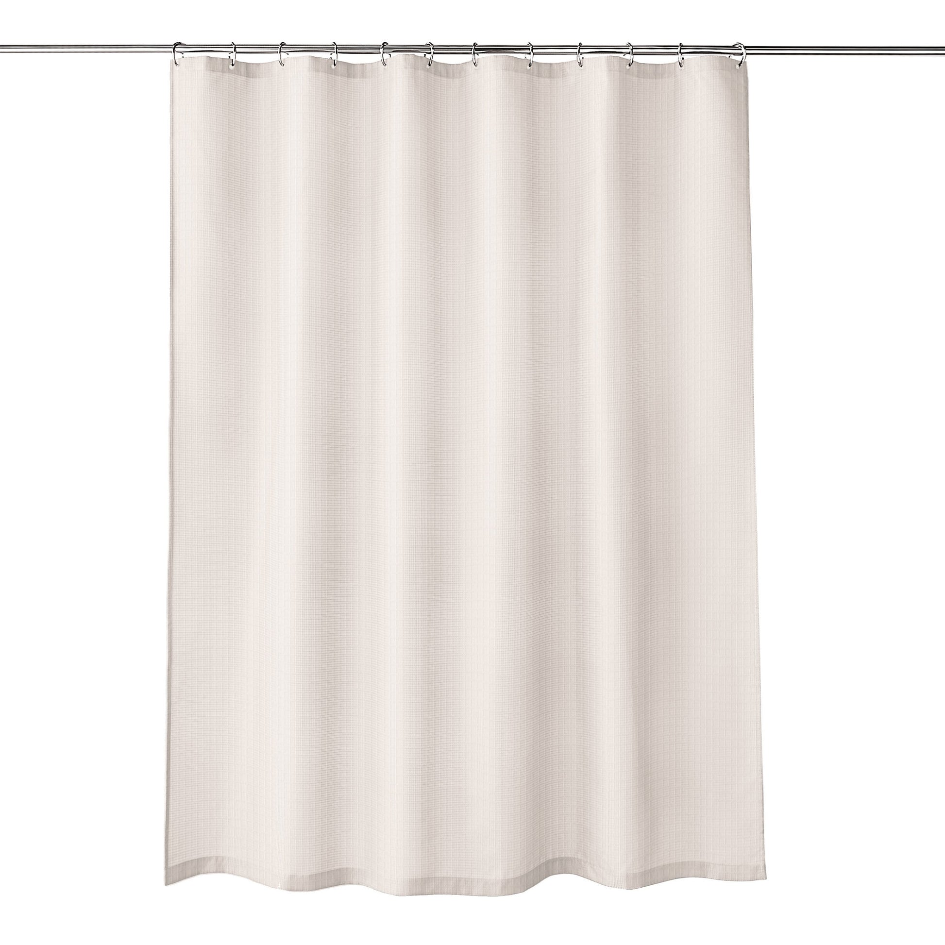 Beiger Duschvorhang mit feiner Struktur, aufgehängt an Metallringen