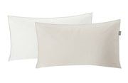 Zwei rechteckige Satin Kissenbezüge LINDA in Weiß und Beige im Format 40 x 80 cm liegen nebeneinander.