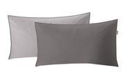 Zwei satinierte Kissenbezüge LINDA in Silbergrau 40x80 cm liegen überlappend vor weißem Hintergrund.