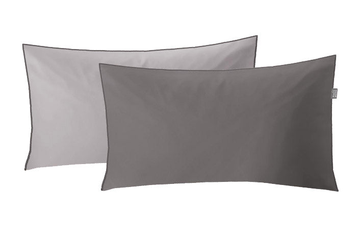 Zwei satinierte Kissenbezüge LINDA in Silbergrau 40x80 cm liegen überlappend vor weißem Hintergrund.