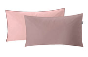 Zwei Kissenbezüge Satin LINDA Old Rose 40 x 80 cm liegen nebeneinander vor weißem Hintergrund.