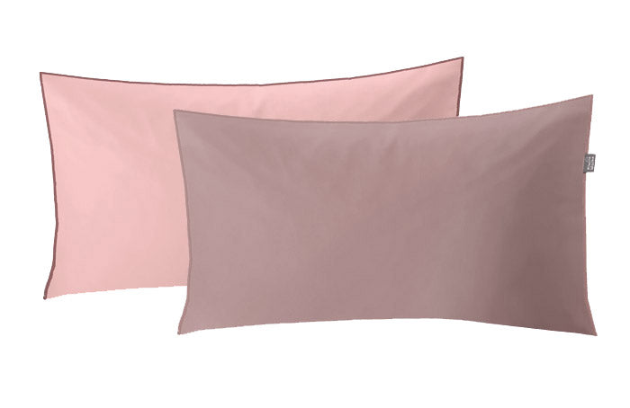 Zwei Kissenbezüge Satin LINDA Old Rose 40 x 80 cm liegen nebeneinander vor weißem Hintergrund.