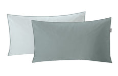 Zwei rechteckige Kopfkissenbezüge in Hellgrau und Weiß nebeneinander