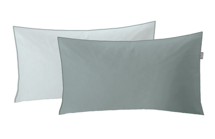 Kissenbezug Satin LINDA Distel 40 x 80 cm in Grau, doppelt gelegt vor hellem Hintergrund.