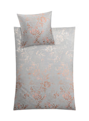 Graue Bettwäsche mit roségoldenem Blumenmuster auf Kissen und Decke