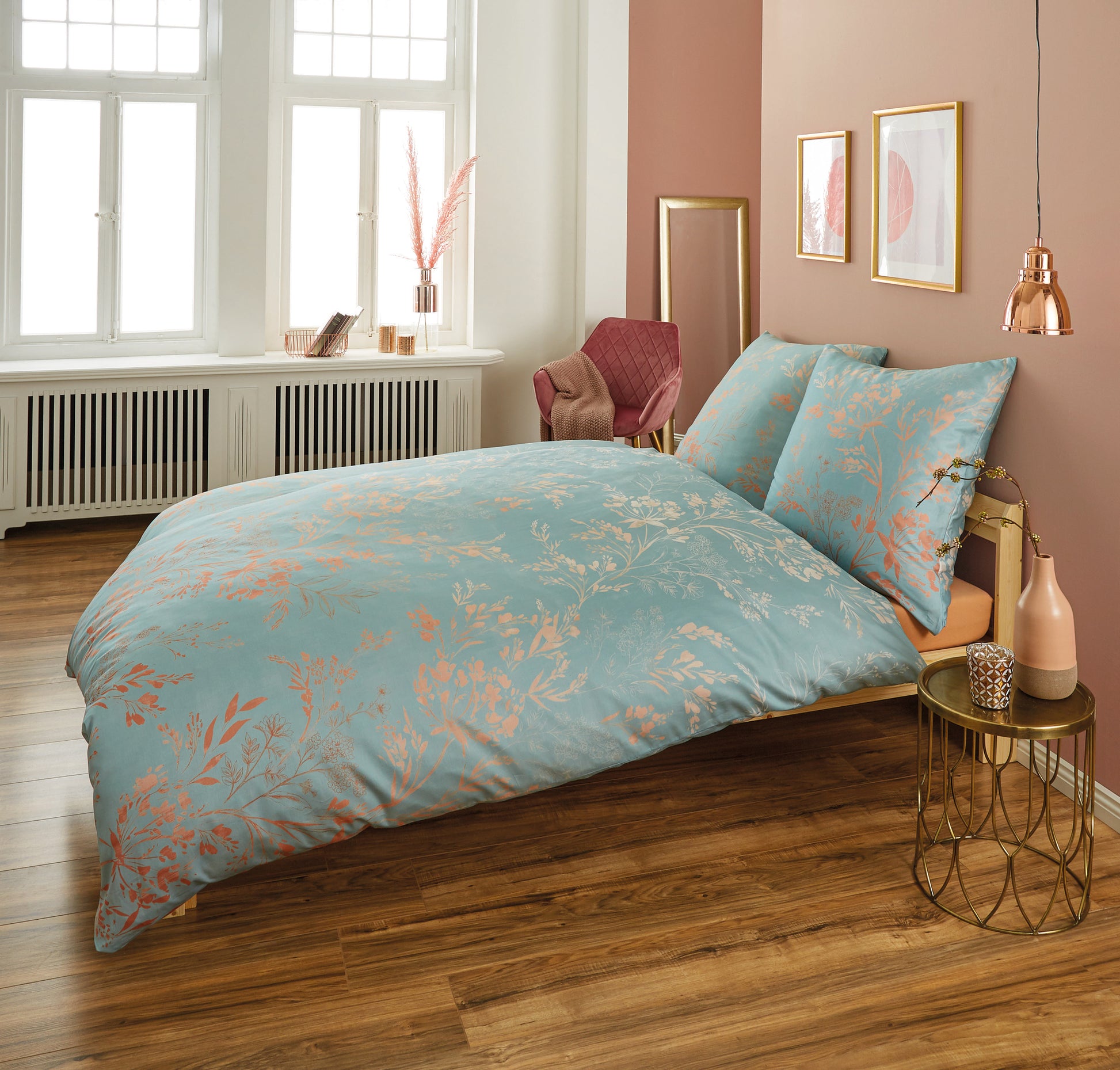 Modernes Schlafzimmer mit türkisfarbener, floraler Bettwäsche auf Bett