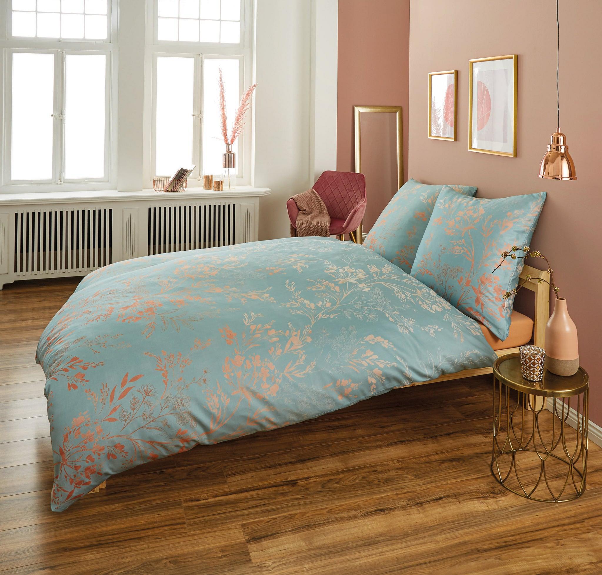 Doppelbett mit türkisfarbener Blumen-Bettwäsche in modernem Schlafzimmer