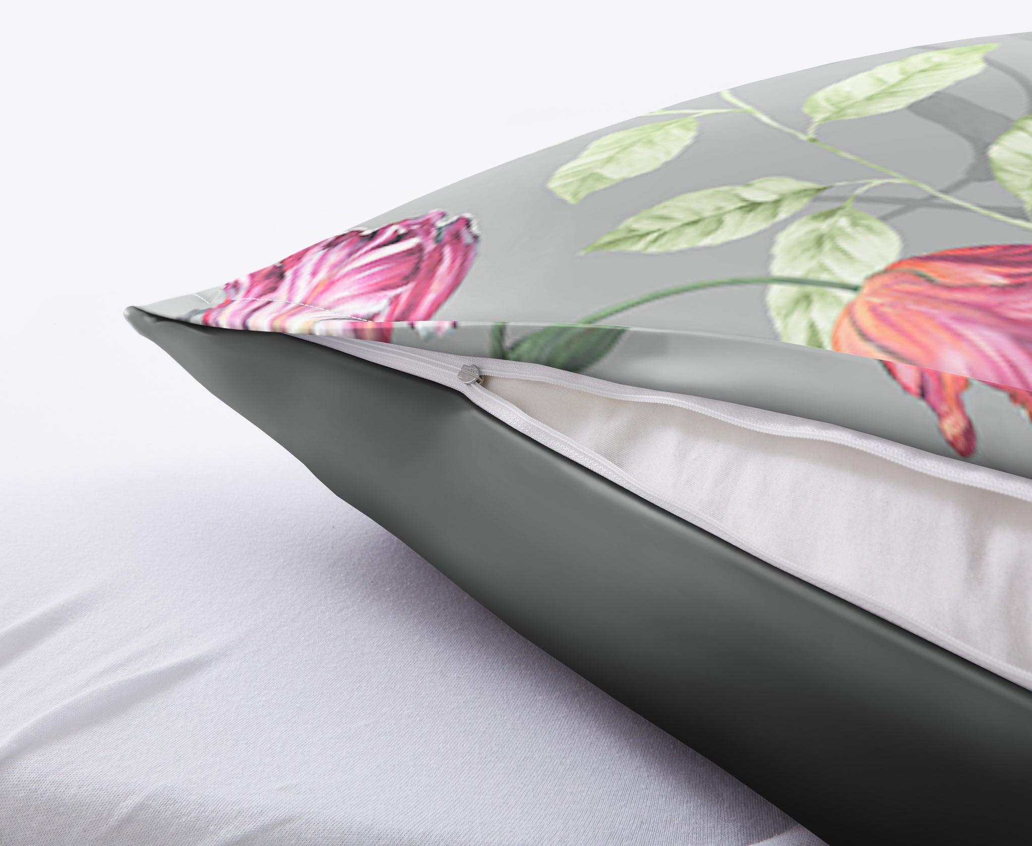 Graues Zierkissen mit Blumenmotiv und sichtbarem Reißverschluss