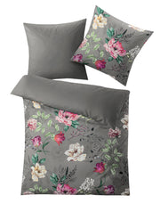 Bettwäsche Satin VINCENZA Basalt mit Blumenmuster in Grau, Set 135x200 und 80x80 cm liegt ausgebreitet.