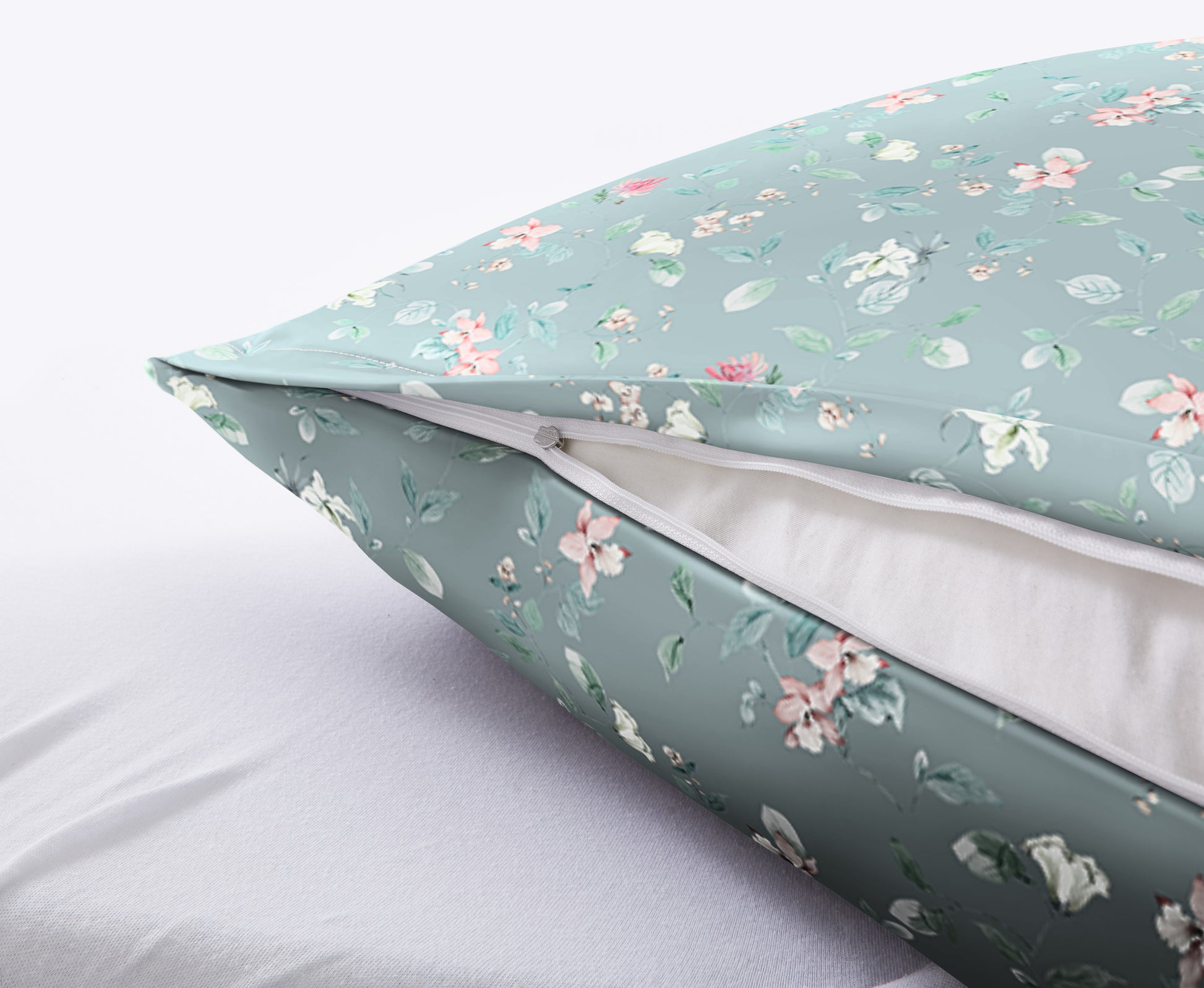 Hellblaue Bettwäsche Satin FLORINA mit Blumenmuster zeigt geöffneten Kissenbezug mit Reißverschluss.