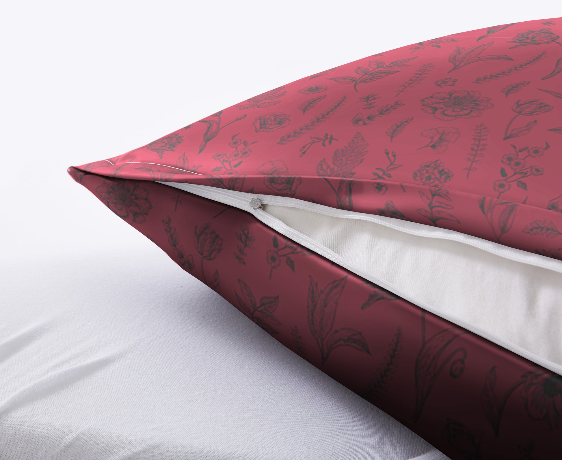 Roter Satin Kissenbezug Bettwäsche Satin LISSE Rot mit floralem Muster und Reißverschluss auf weißem Laken.