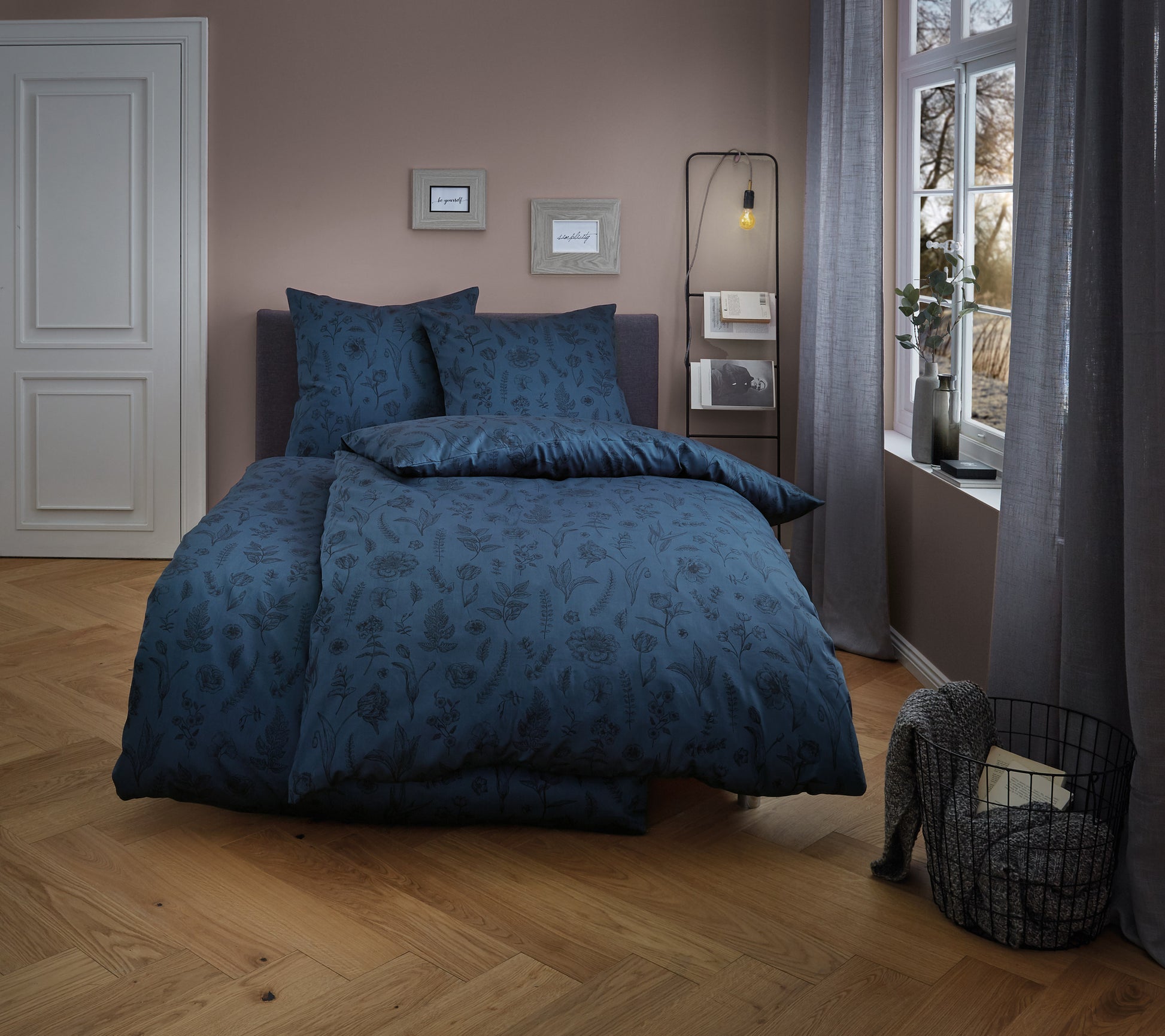 Dunkelblaue Satin Bettwäsche LISSE auf bezogenem Bett in modernem Schlafzimmer.
