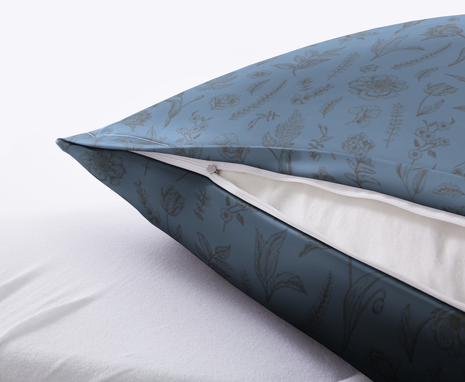 Nahaufnahme Kopfkissenbezug Satin LISSE Dunkelblau 80x80 cm mit Reißverschluss auf weißem Bettlaken.