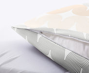 Nahaufnahme Kissen mit grafischem Bezug und sichtbarem Reißverschluss