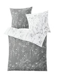 Bettwäsche in Grau und Weiß mit feinem floralen Zweigmotiv über die Fläche