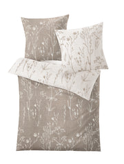 Bettwäsche Satin SAVANNAH in Taupe mit Blumenmuster, 155x220 cm Decke und 80x80 cm Kissen auf weißem Hintergrund.