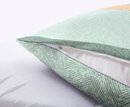 Nahaufnahme Kissen mit grünem Bezug, Reißverschluss und weißer Füllung