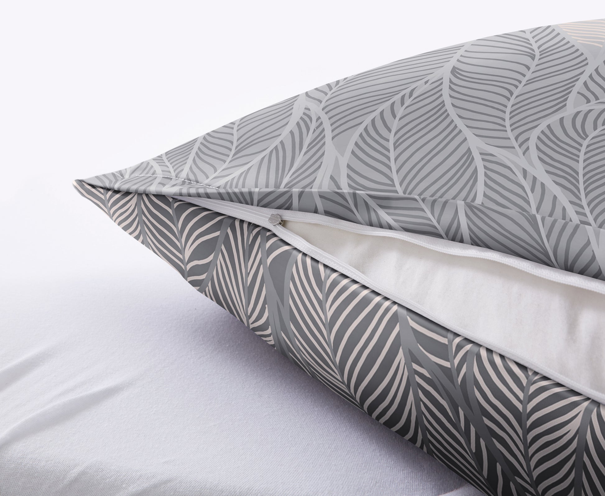 Bettwäsche Satin JAMIRO grau mit Blattmuster zeigt Kissenbezug mit Reißverschluss auf weißem Bettlaken.