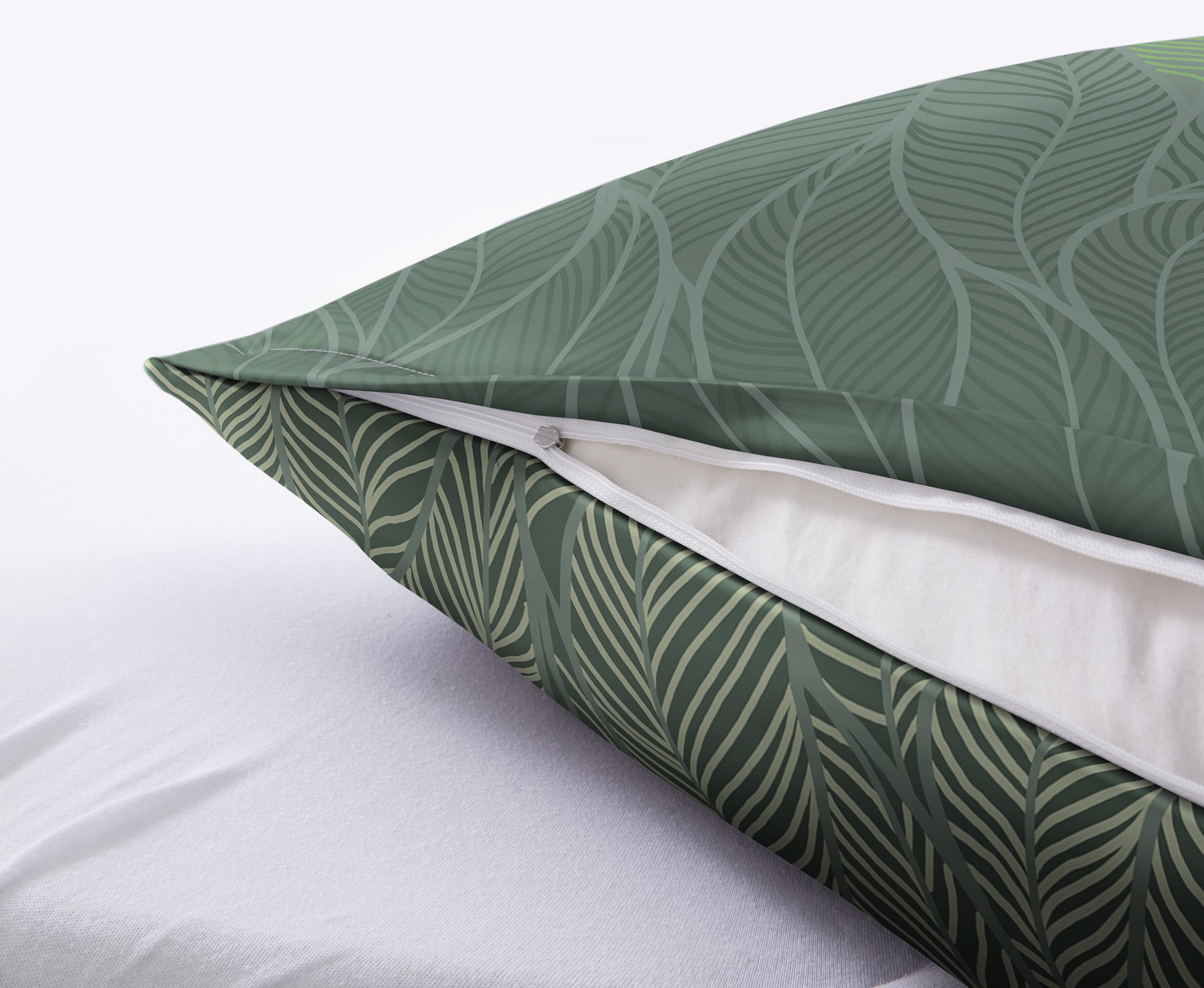 Grüner Kissenbezug mit Blattmuster und Reißverschluss auf weißem Bezug