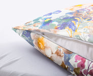 Farbenfroher Kissenbezug mit Blumenmuster und Reißverschluss, geöffnet