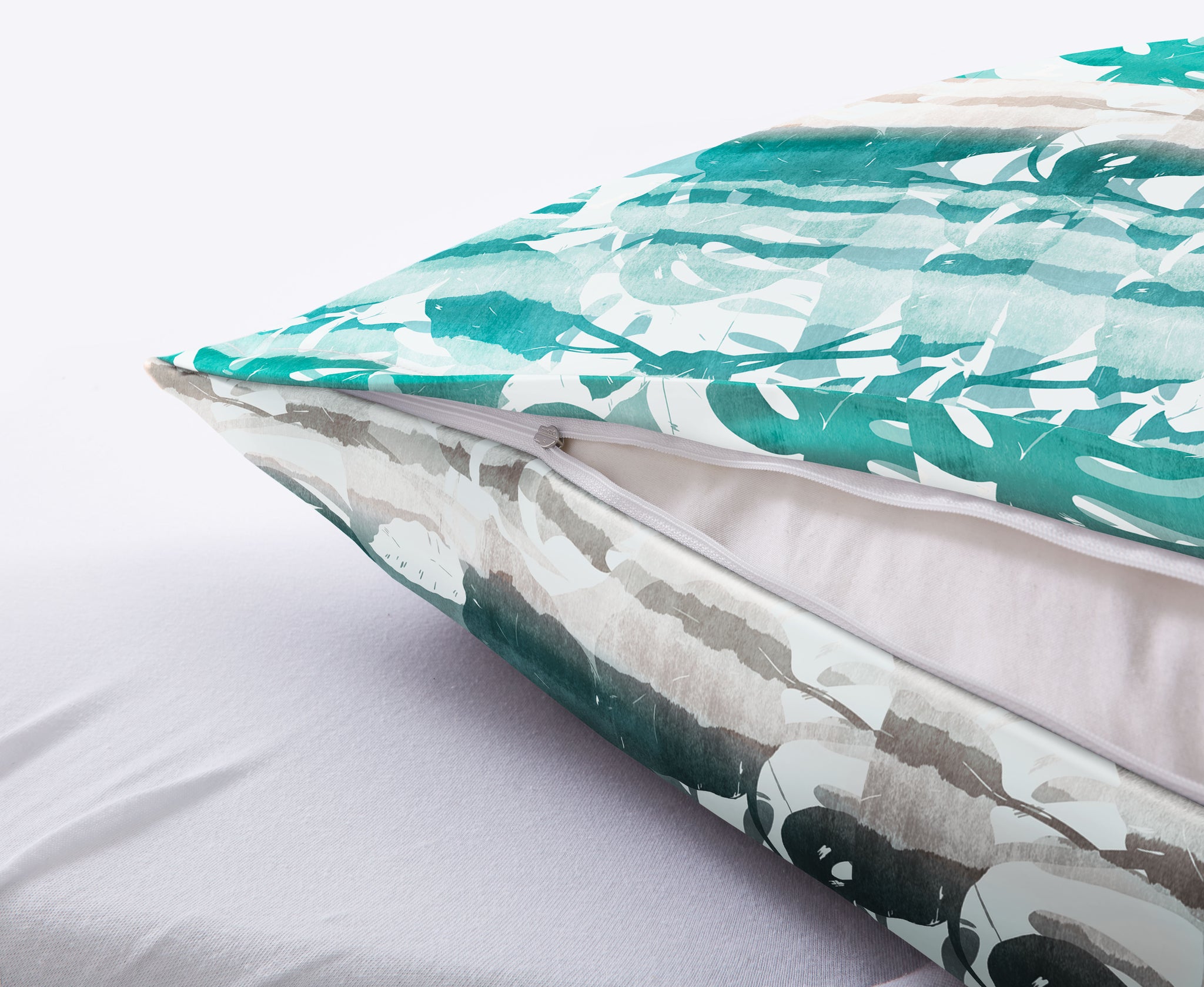 Kissenbezug mit grünem Aquarellmuster und sichtbarem Reißverschluss