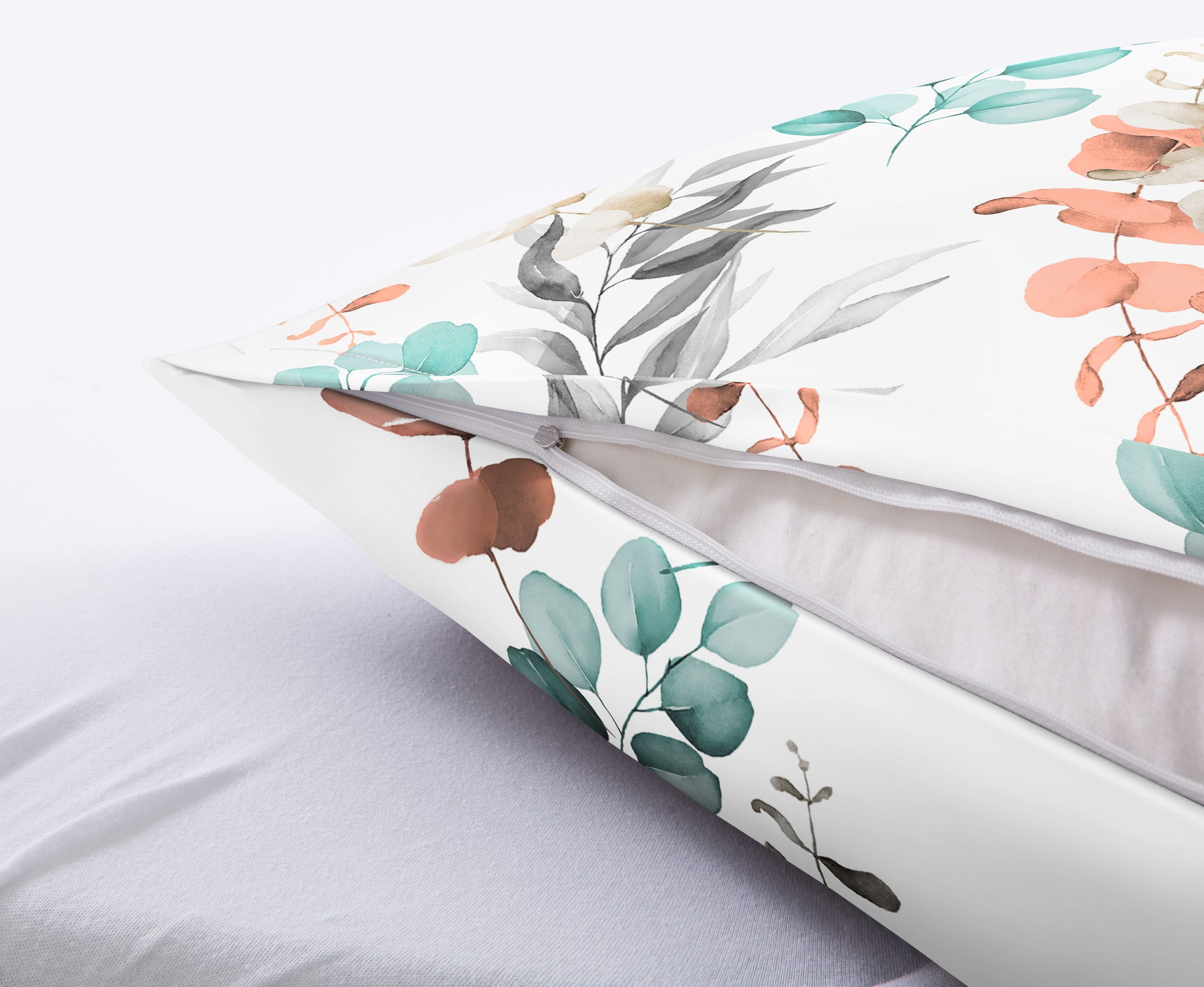 Bettwäsche Satin FABALES Eucalyptus 80 x 80 cm mit floralem Eukalyptusdruck in Nahaufnahme.