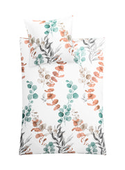 Bettwäsche Satin FABALES Eucalyptus 135x200 und 80x80 mit Eukalyptusblättern auf weißem Hintergrund.
