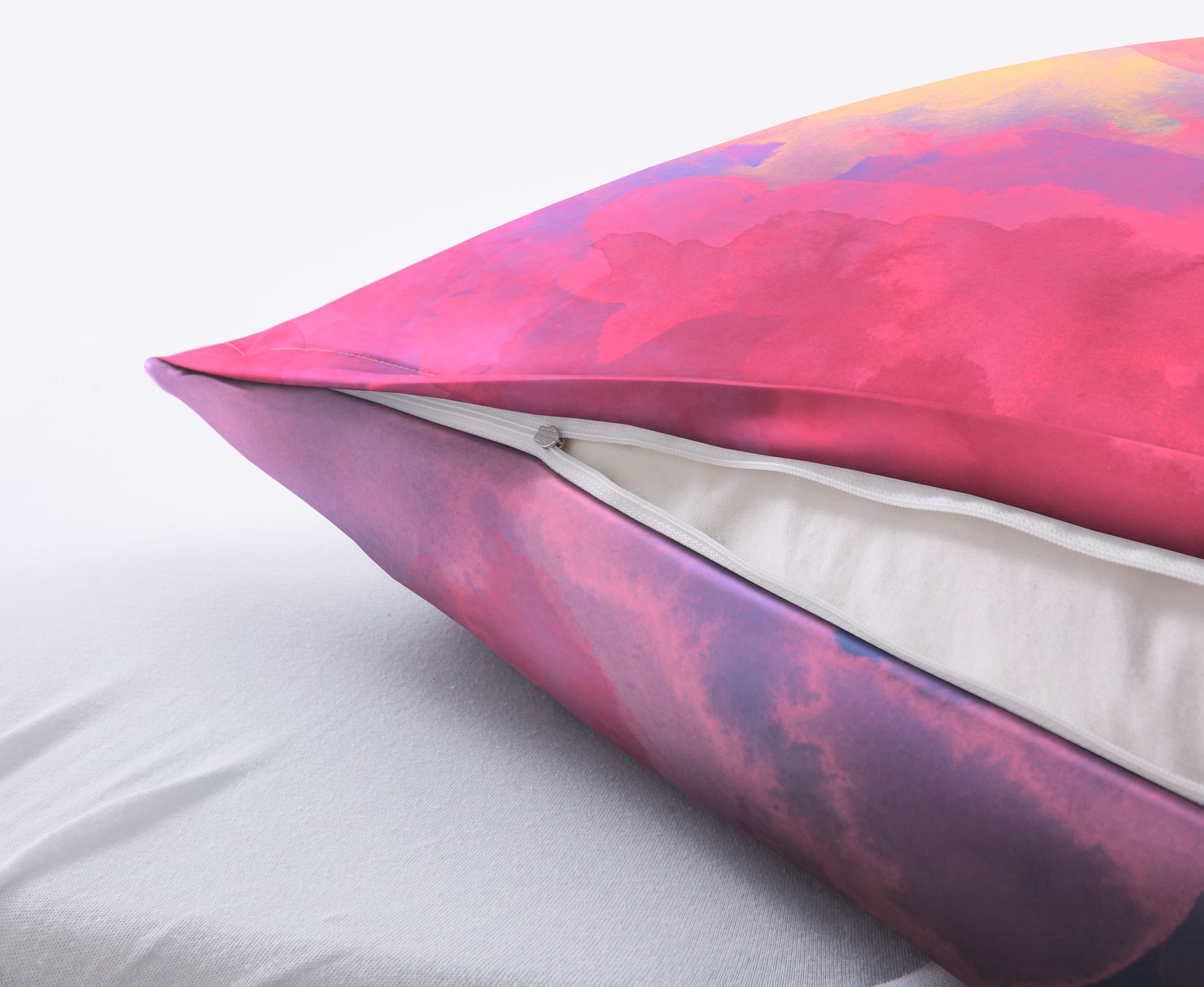 Mehrfarbiger Kissenbezug mit Reißverschluss und weißer Füllung