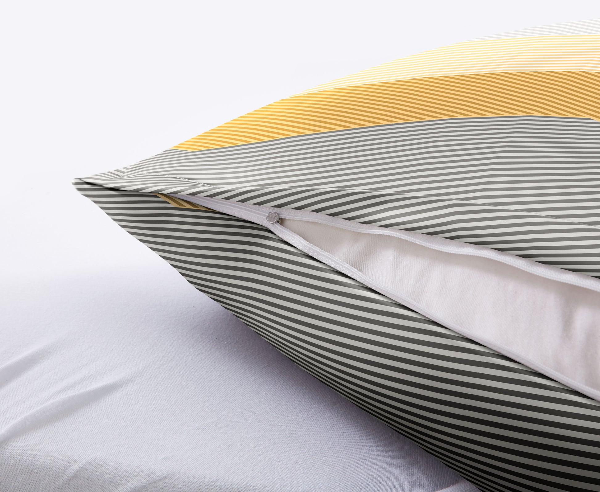 Nahaufnahme Kissenhülle Bettwäsche Satin LYKKE Goldgelb mit Reißverschluss auf weißem Bettlaken.