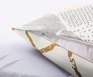 Nahaufnahme Kissen mit abstraktem Bezug und sichtbarem Reißverschluss