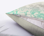 Detailansicht eines Kissens mit grau-grünem Bezug, Reißverschluss