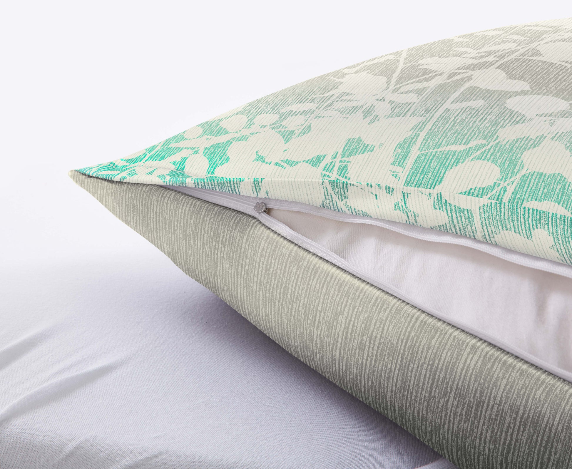 Satin Bettwäsche CALMARO Multicolor mit grün-grauem Blattmuster und sichtbarem Kissen-Reißverschluss.