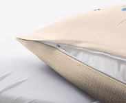 Beiges Kissen mit Reißverschluss, teilweise geöffnet, Nahaufnahme