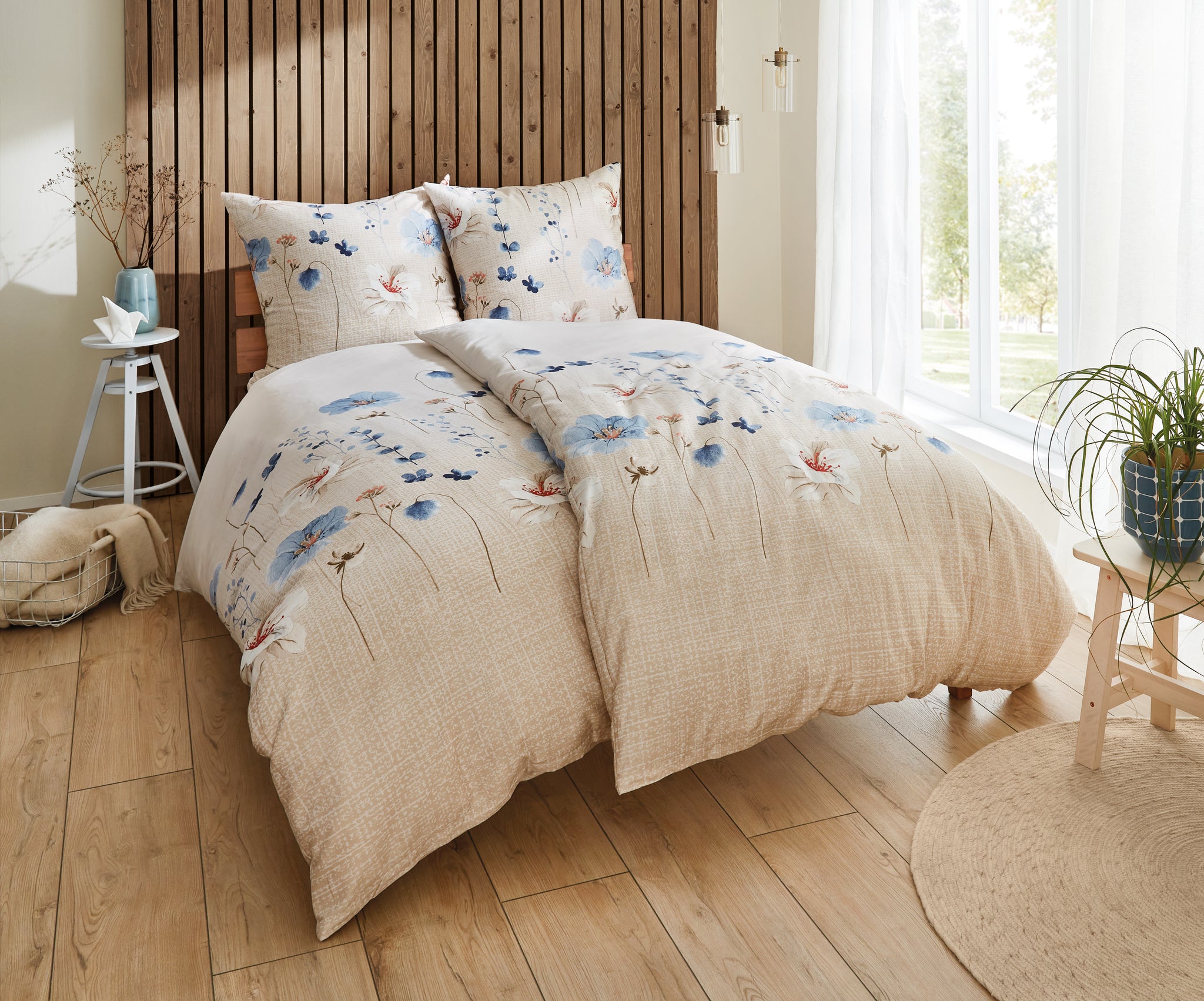 Beige Blumen-Bettwäsche mit blauen und roten Blüten im Schlafzimmer