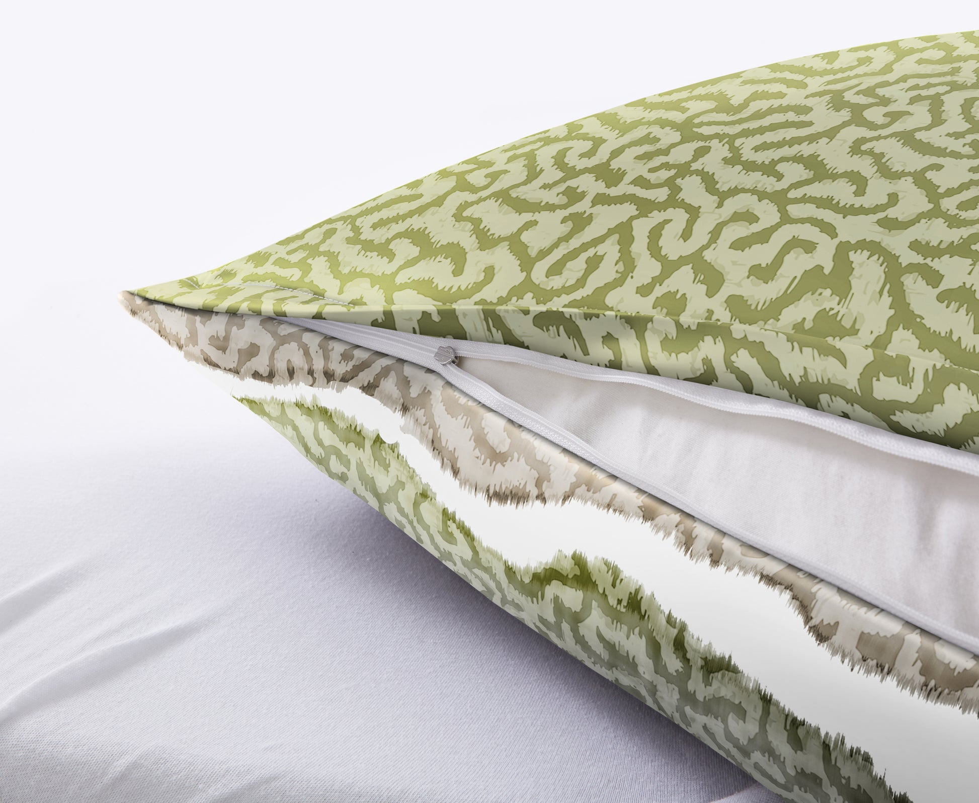 Bettwäsche Satin MAREA Dill zeigt grünen Kissenbezug mit Muster und sichtbarem Reißverschluss.