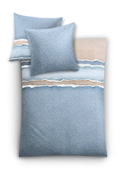 Bettwäsche Satin MAREA Mare 155x220 mit 80x80 Kissen in blauem Wellenmuster von oben.