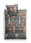 Graue Bettwäsche mit weißen und orangefarbenen Blättermotiven auf Grau