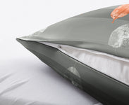 Grauer Kissenbezug mit Reißverschluss und dezentem Blätterdruckmotiv