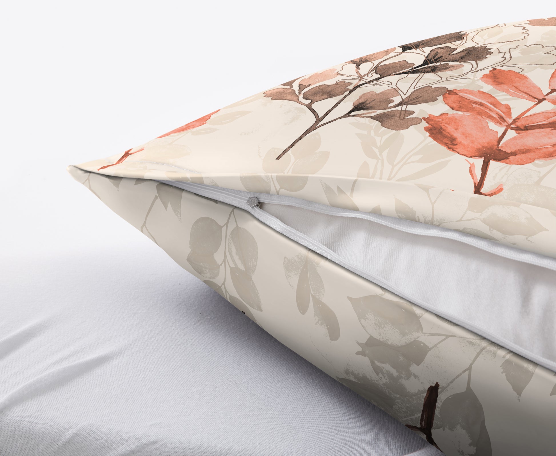 Nahaufnahme Kissenbezug mit floralen Mustern und sichtbarem Reißverschluss