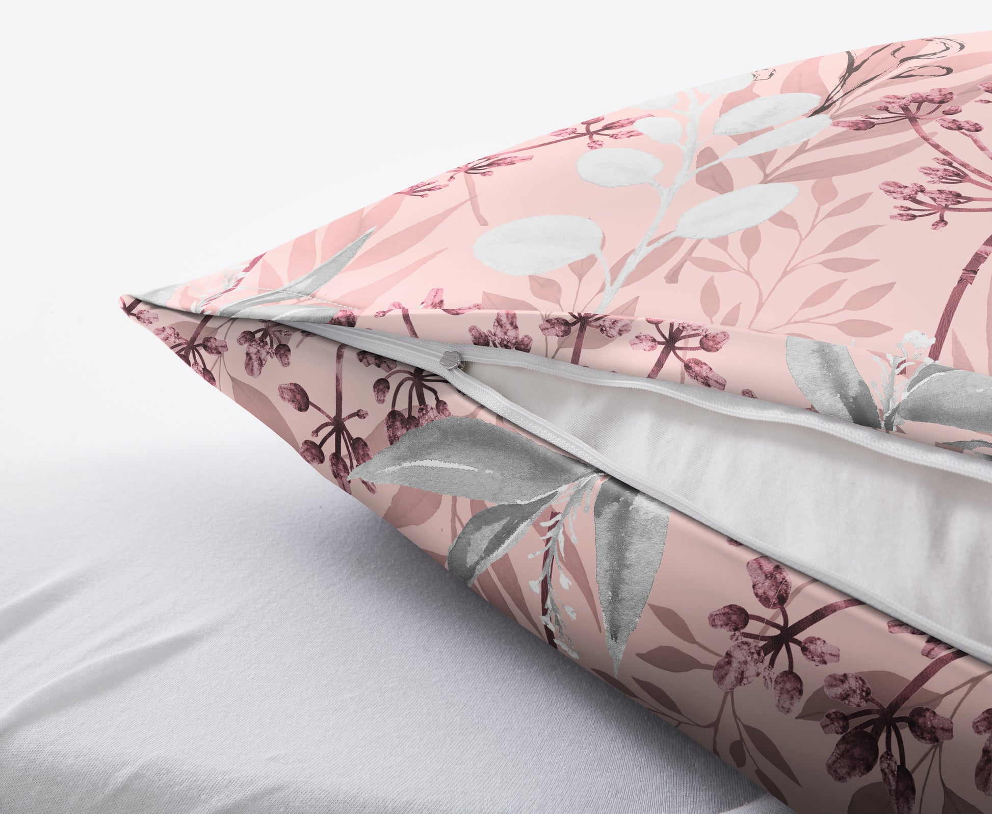 Rosa Kissenbezug mit floralem Muster und sichtbarem Reißverschluss