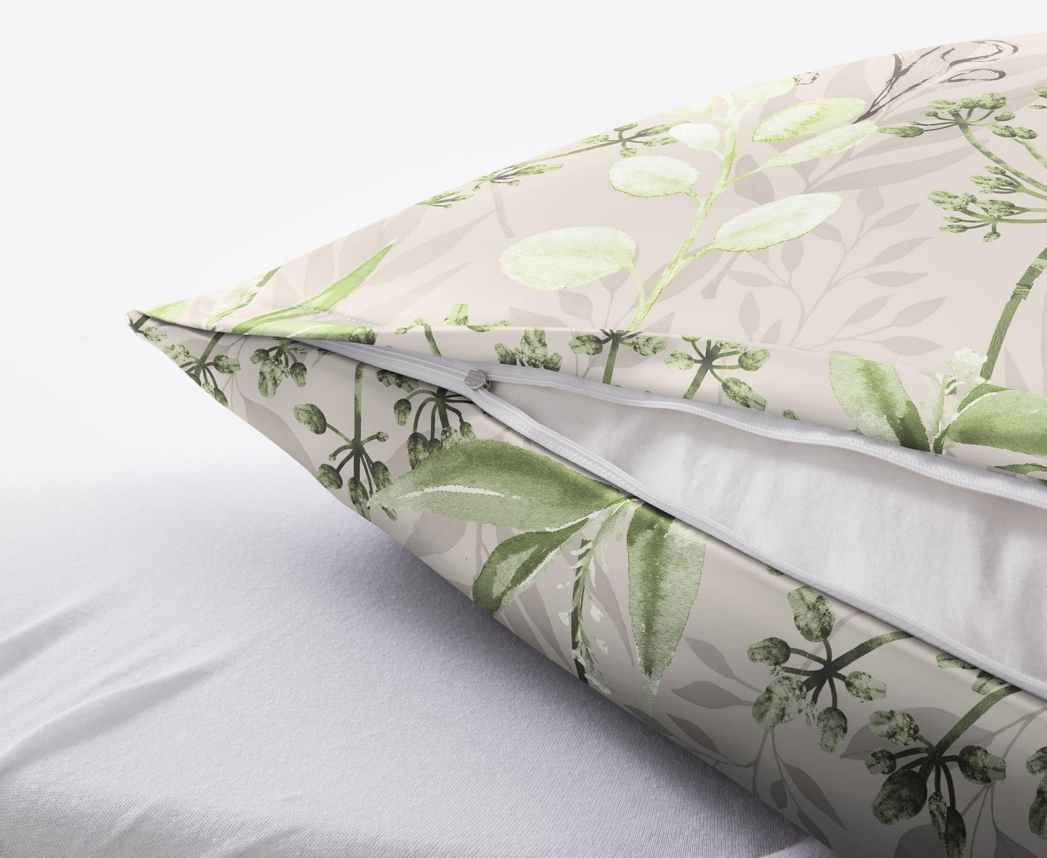 Kissen mit grünem Blätterdruck und sichtbarem Reißverschluss seitlich